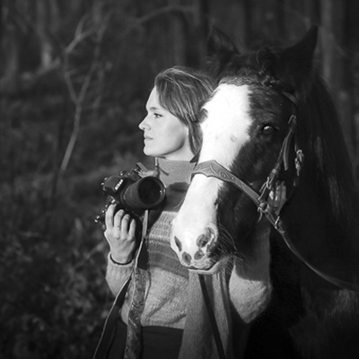Laurence Baty, photographe équine, en prise de vue